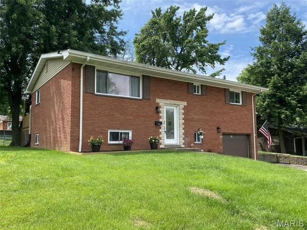 22 Saint George Drive , Belleville, IL 62221