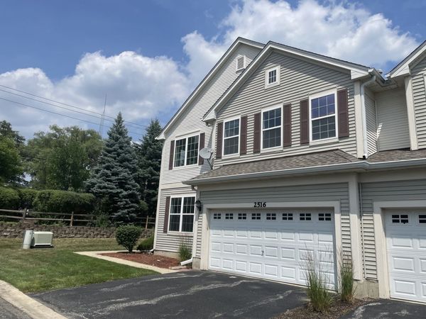 2516 Hillsboro Boulevard , Aurora, IL 60503