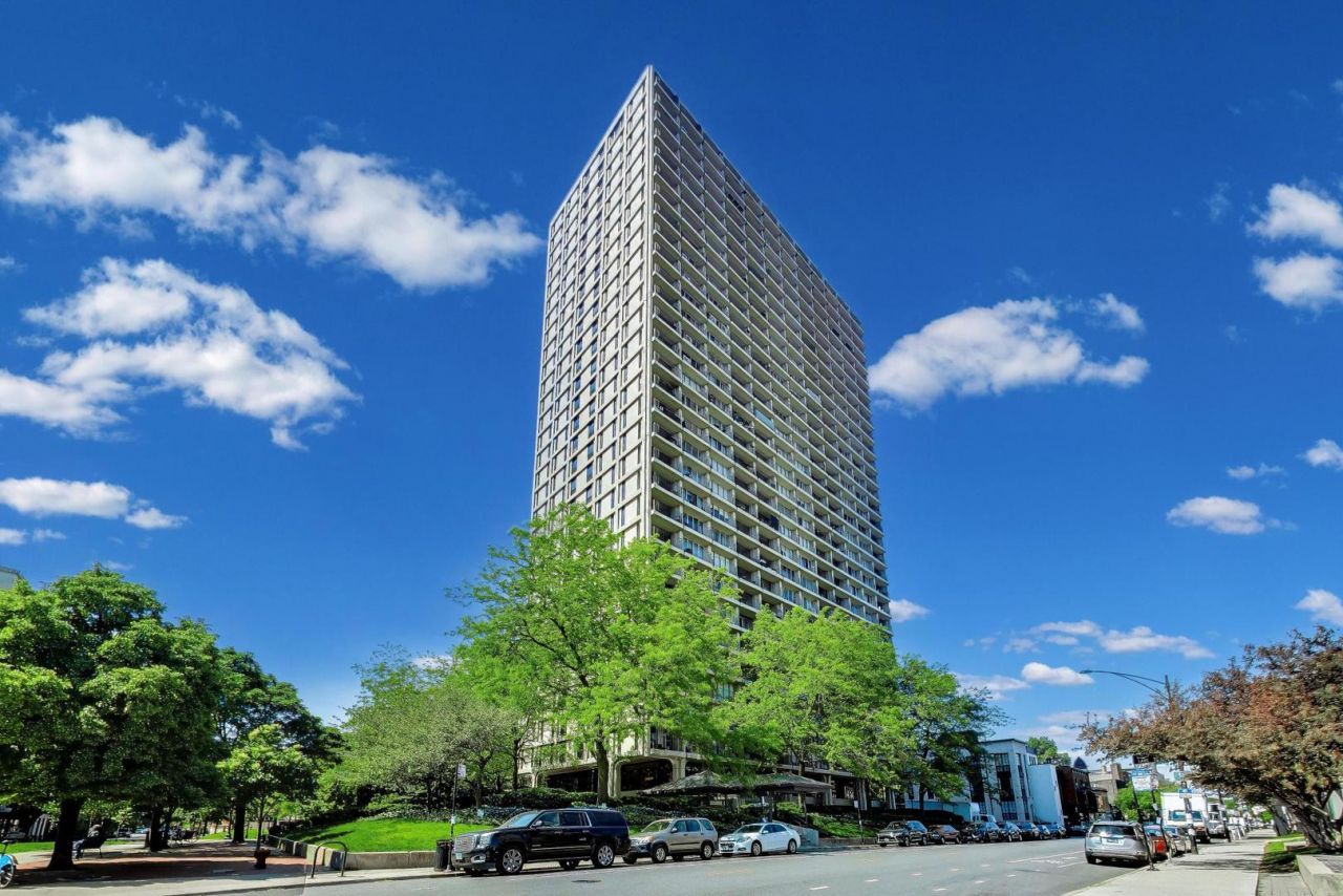 1960 N Lincoln Park West , Chicago, IL 60614
