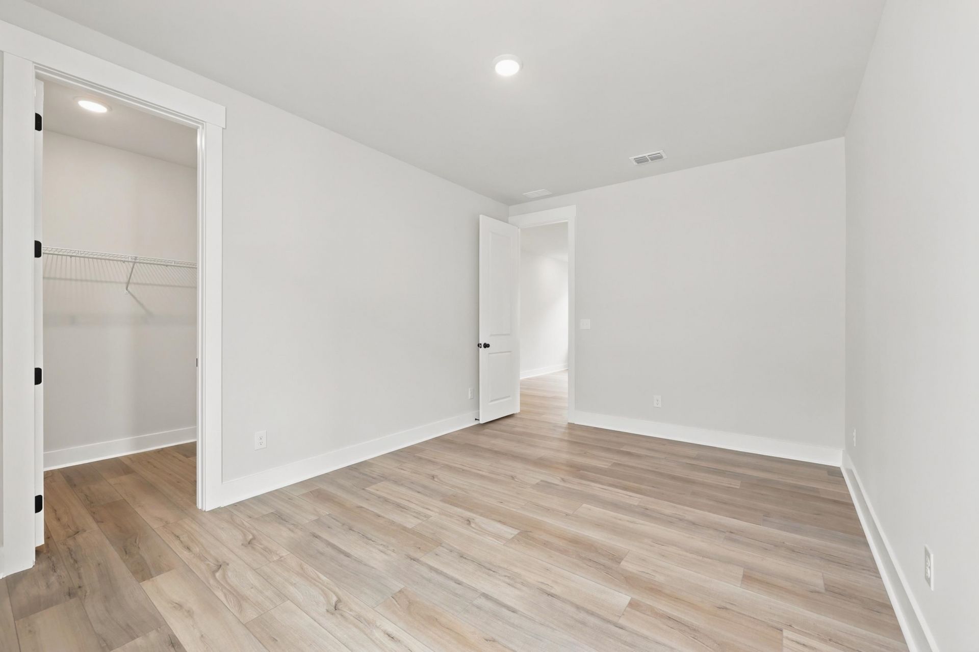 996 Triton Ave. Photo 32