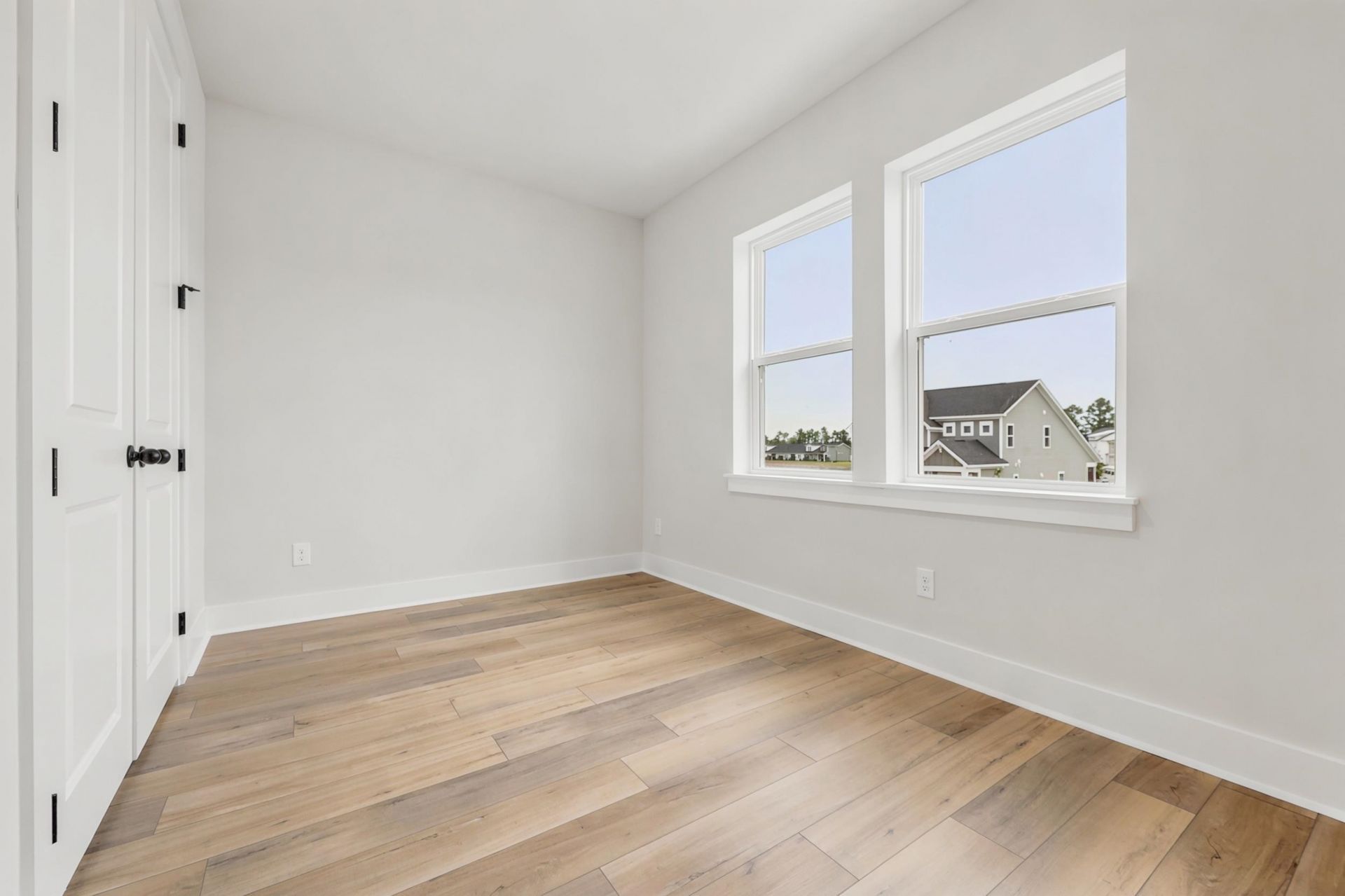 996 Triton Ave. Photo 33