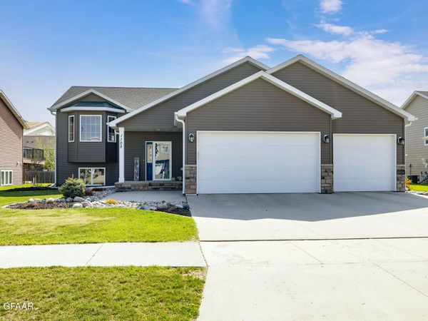 1105 LINDSEY Lane , Grand Forks, ND 58201