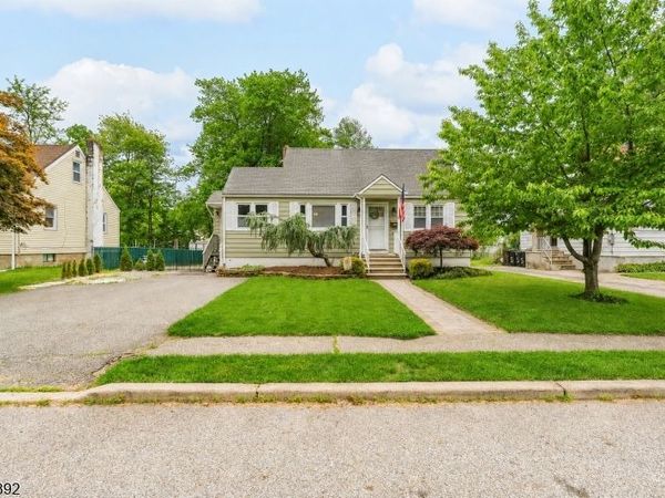 3 Roy Ave, Bloomingdale, NJ 07403