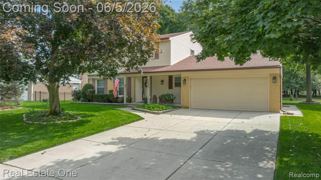 17486 Country Club Drive, Livonia, MI 48152 Main Photo