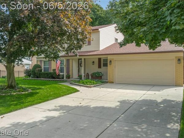 17486 Country Club Drive, Livonia, MI 48152