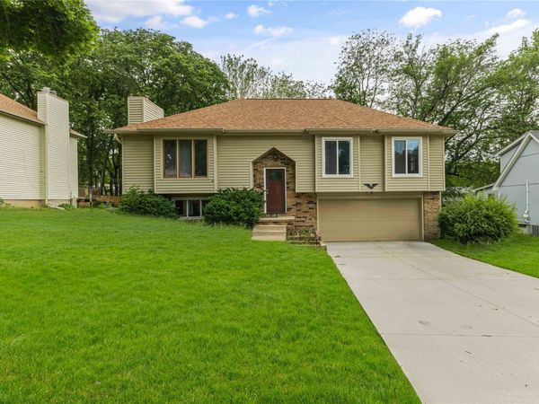 1788 NW 104th Street , Clive, IA 50325