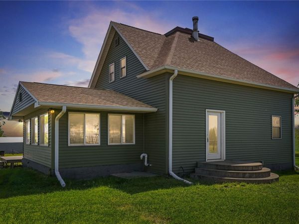 7188 28th Avenue , Newhall, IA 52315