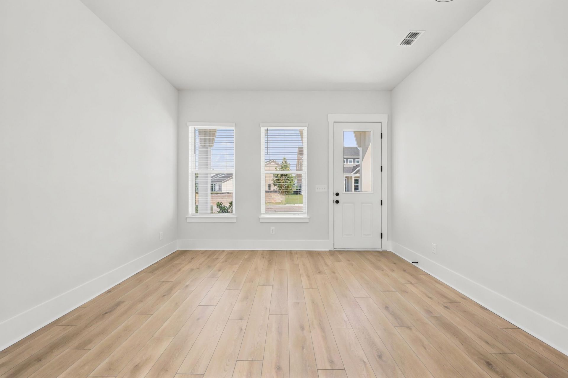 988 Triton Ave. Photo 11
