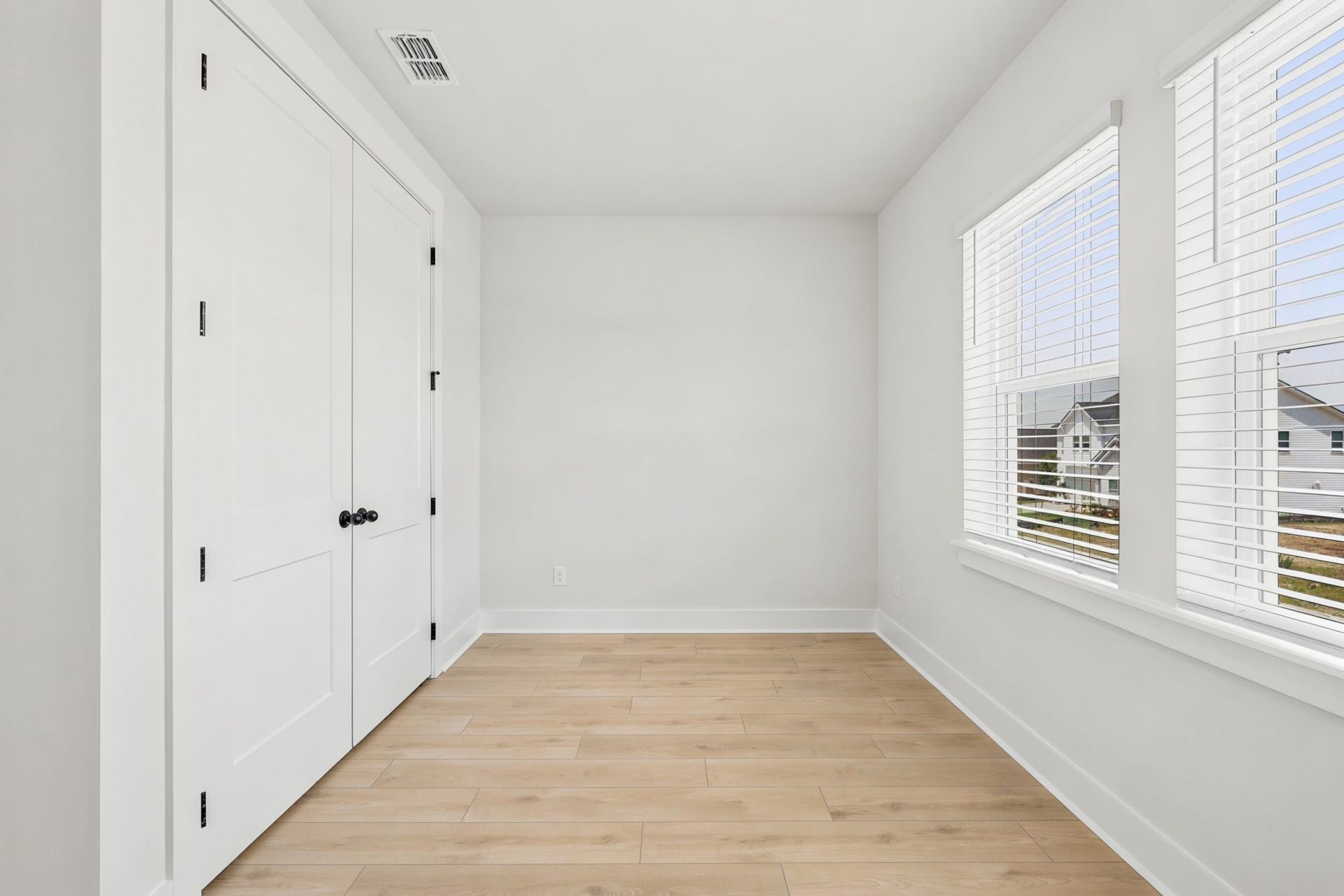 988 Triton Ave. Photo 32