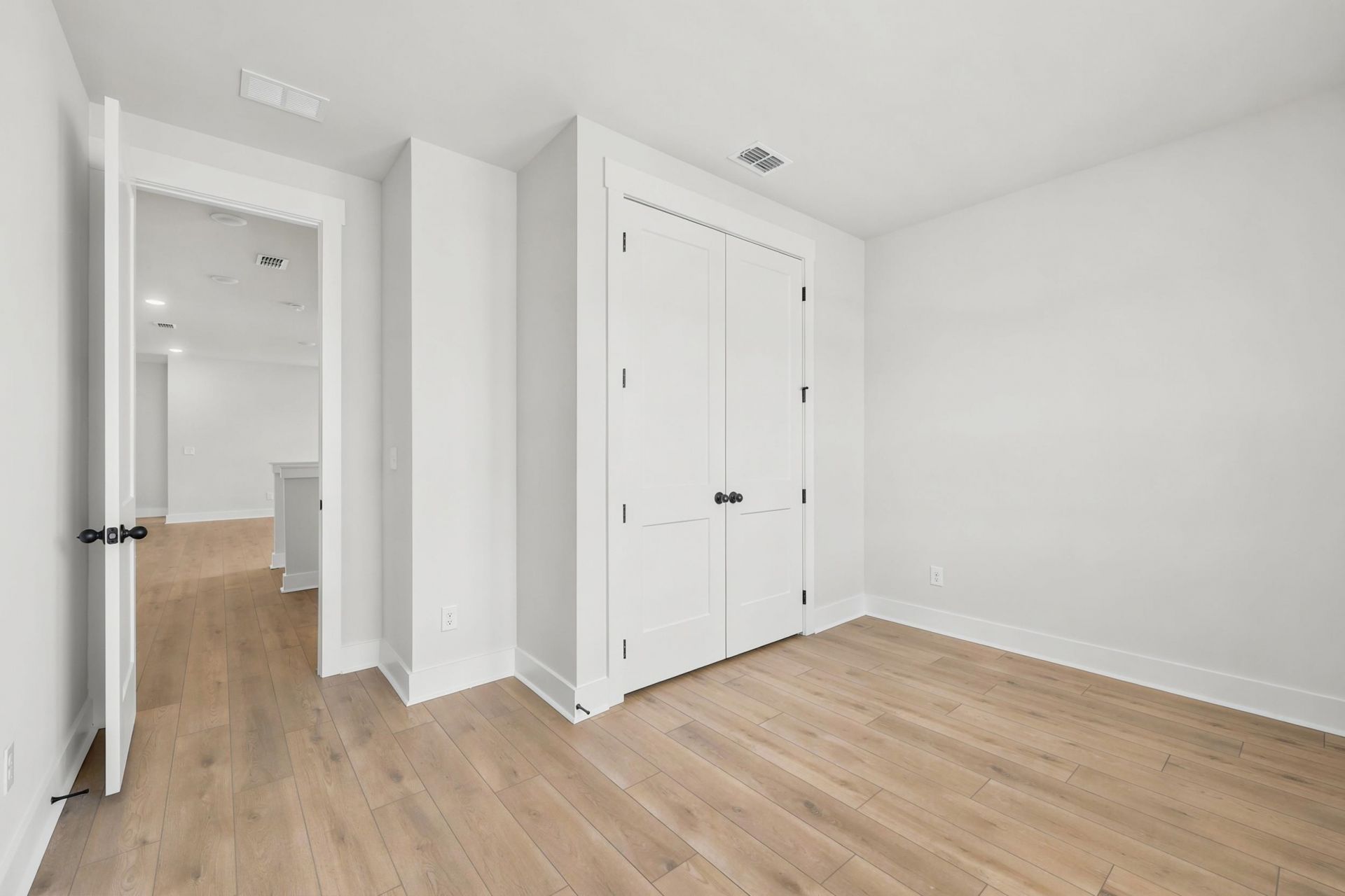 988 Triton Ave. Photo 33