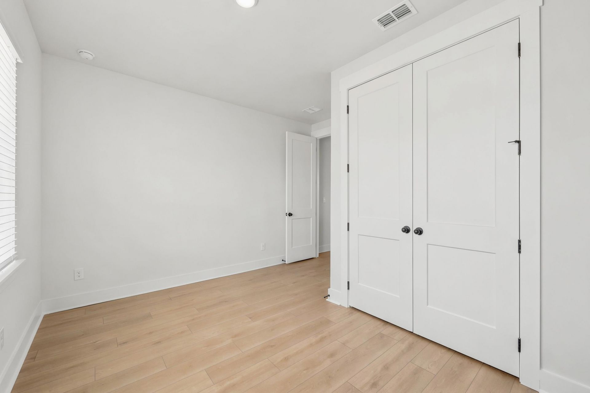 988 Triton Ave. Photo 34