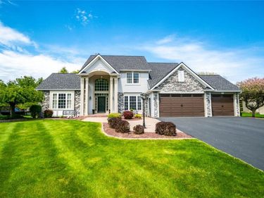 746 Hailey Dr , Webster, NY 14580