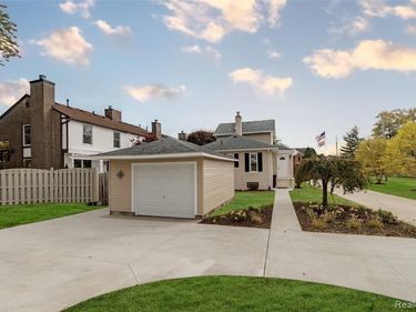 33316 JEFFERSON Avenue , St. Clair Shores, MI 48082