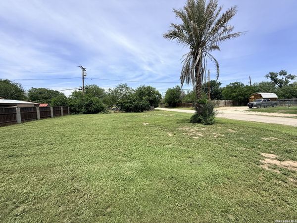600 Crouch Ave, Devine, TX 78016