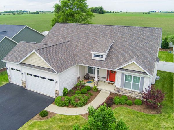 855 Coventry Circle N, Sycamore, IL 60178