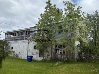 1245 Saunders Sett Road, Niagara Falls, NY 14305