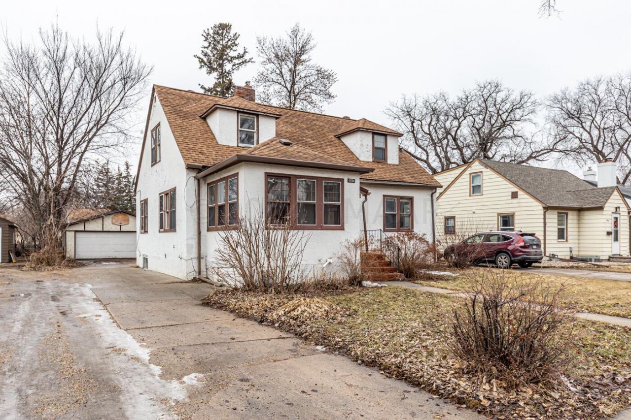 1454 10TH Street N primary photo
