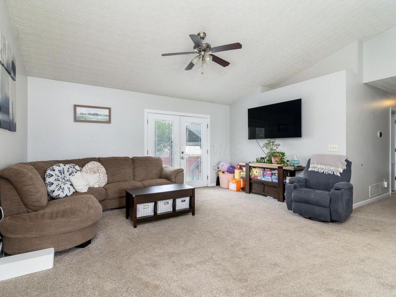 889 Lancia Lane, Galloway, OH 43119 Photo 5