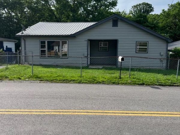706 E Beech St, LaFollette, TN 37766