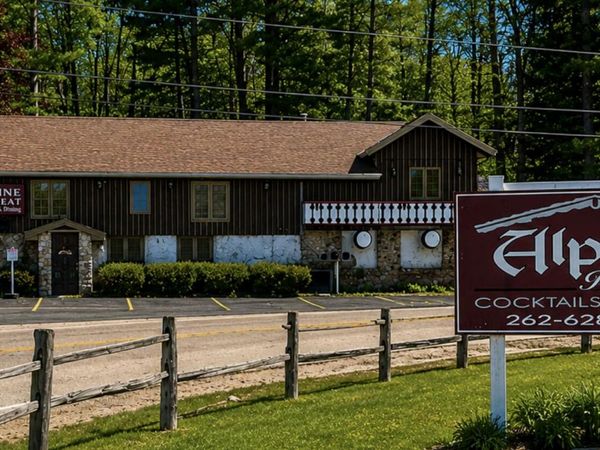 1380 Friess Lake Rd, Richfield, WI 53033