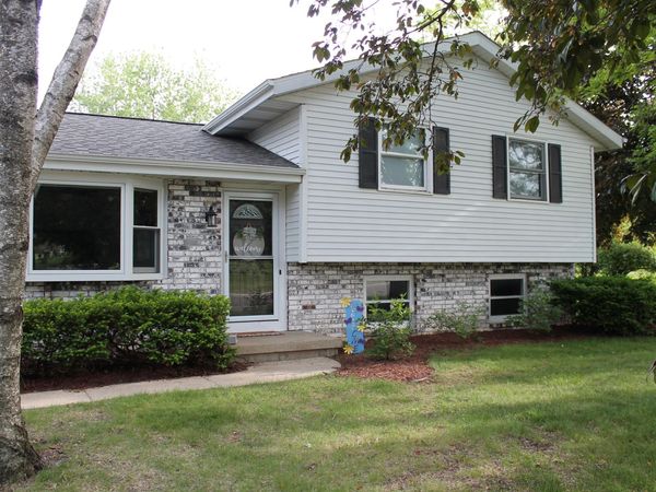 909 Country Ln, Watertown, WI 53098