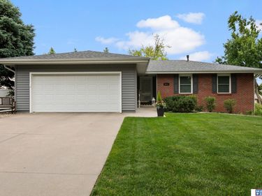 6111 Fleetwood Drive, Lincoln, NE 68516