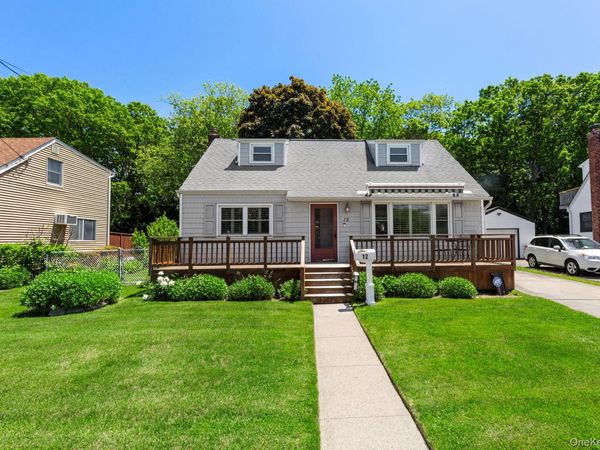 12 Leslie Lane , Massapequa, NY 11758