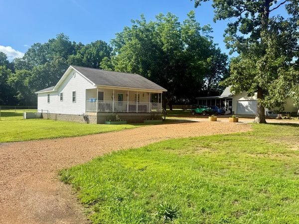 919 Memorial Dr , Paris, TN 38242