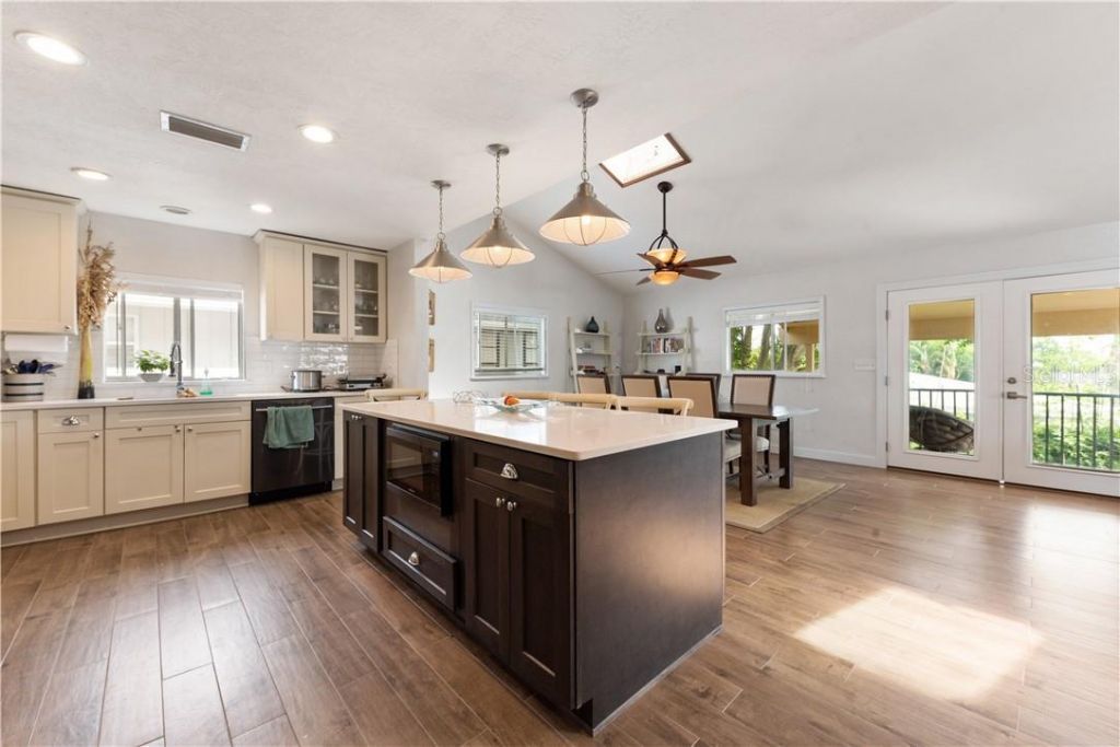 17601 1st Street E, Redington Shores, FL 33708 Photo