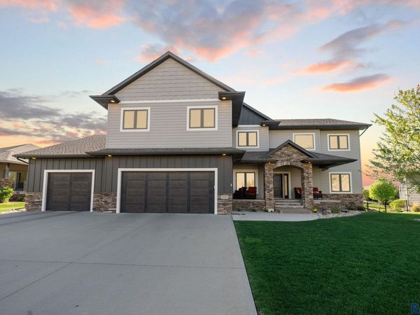 1301 Hyannis Port Ln, Sioux Falls, SD 57106