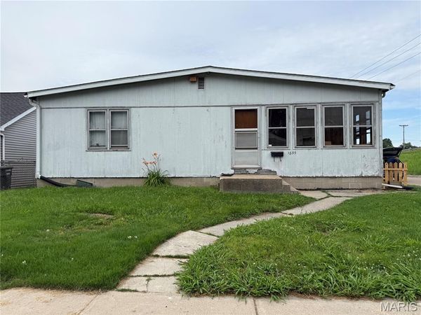 1835 Market Street , Madison, IL 62060