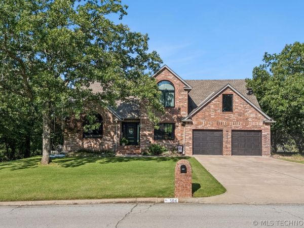 504 Oak Ridge Drive , Sand Springs, OK 74063