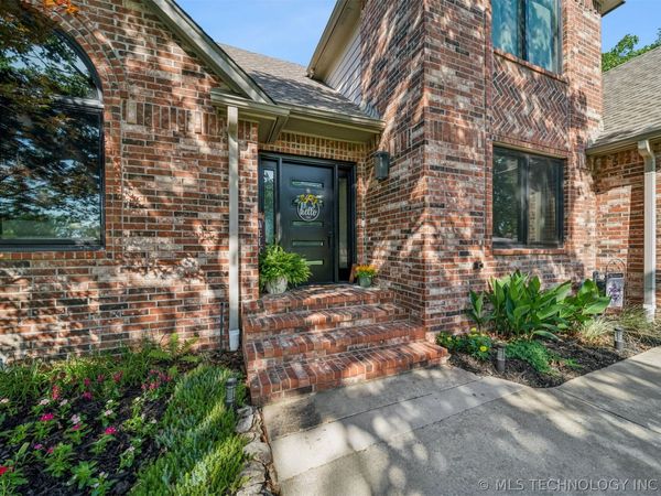 504 Oak Ridge Drive , Sand Springs, OK 74063