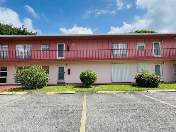 19 Golfs Edge, West Palm Beach, FL 33417