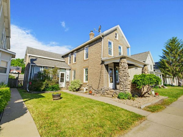 2911 Jackson Street, Dubuque, IA 52001