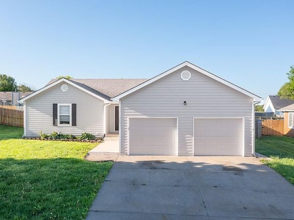 1762 Finch Drive, Tonganoxie, KS 66086