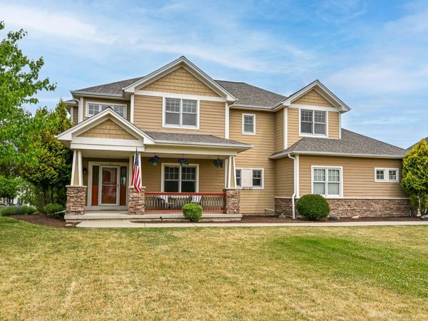 533 Majestic View Ln, Oconomowoc, WI 53066