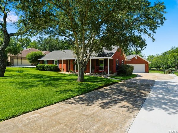 103 Oaklawn, Floresville, TX 78114