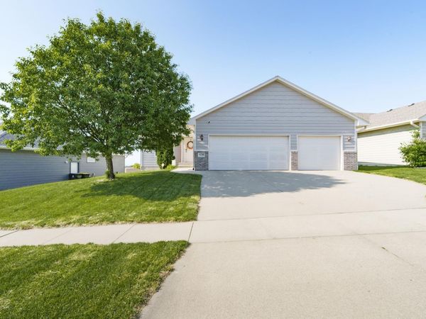 4236 FIELDCREST DR, Sioux City, IA 51103