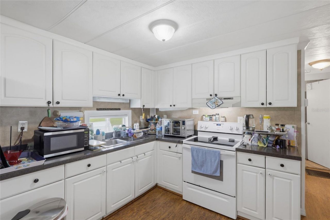 921 Faith Circle E, Unit 6, Bradenton, FL 34212 Photo