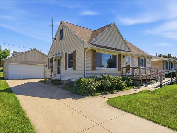3401 Dennis Dr NW , Cedar Rapids, IA 52405