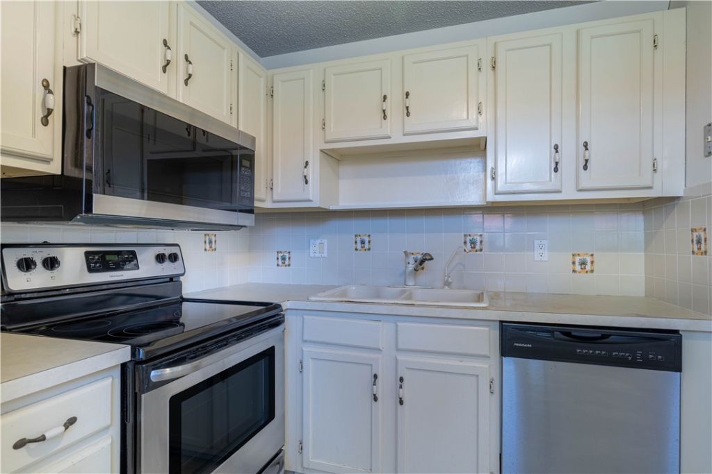 75 Royal Oak Court, Unit 202, Vero Beach, FL 32962 Photo