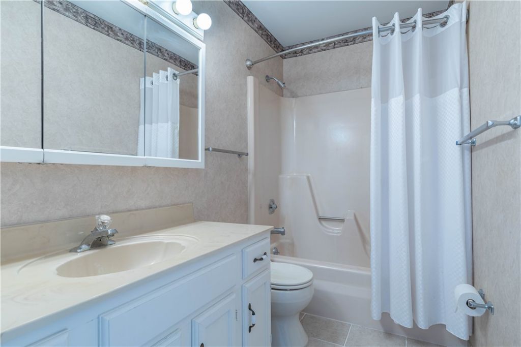 75 Royal Oak Court, Unit 202, Vero Beach, FL 32962 Photo