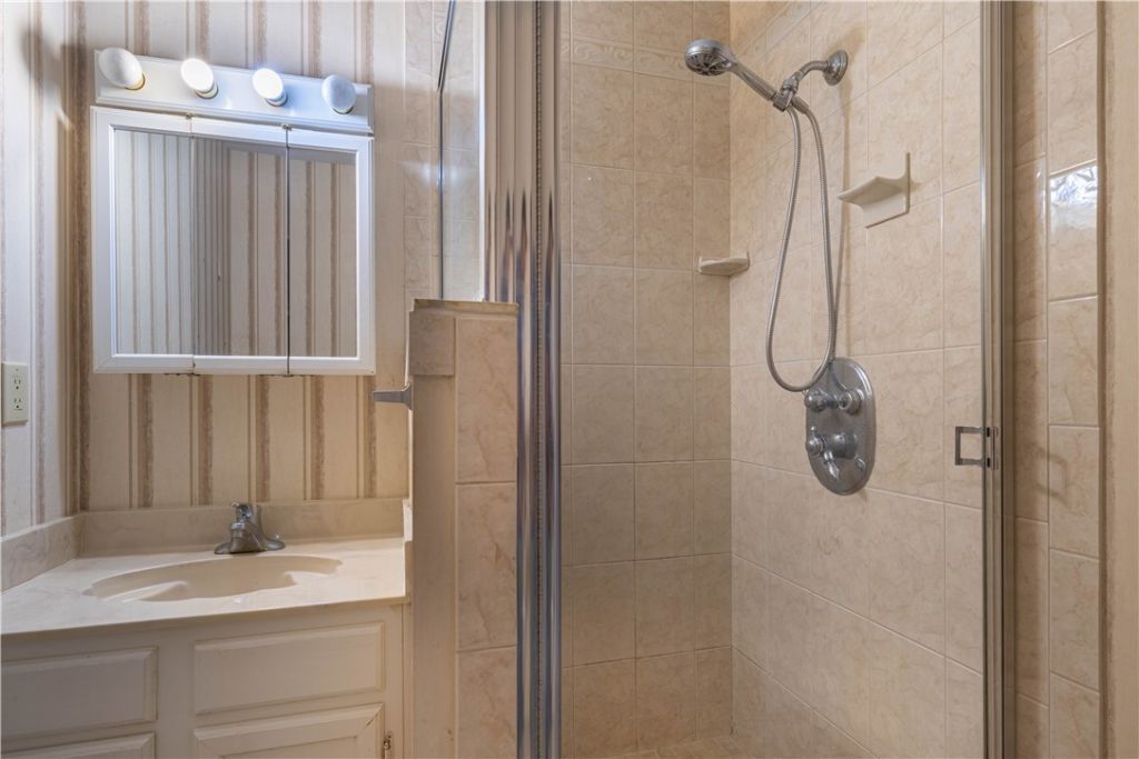 75 Royal Oak Court, Unit 202, Vero Beach, FL 32962 Photo