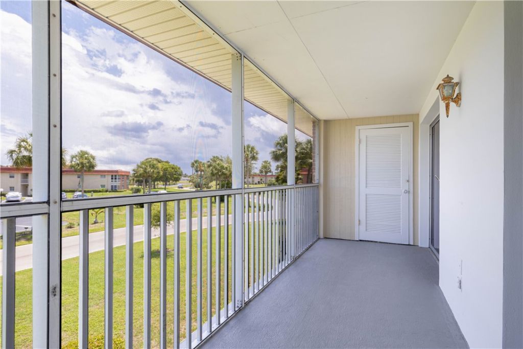 75 Royal Oak Court, Unit 202, Vero Beach, FL 32962 Photo