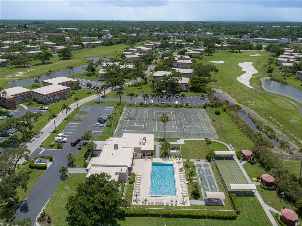 75 Royal Oak Court, Unit 202, Vero Beach, FL 32962 Photo
