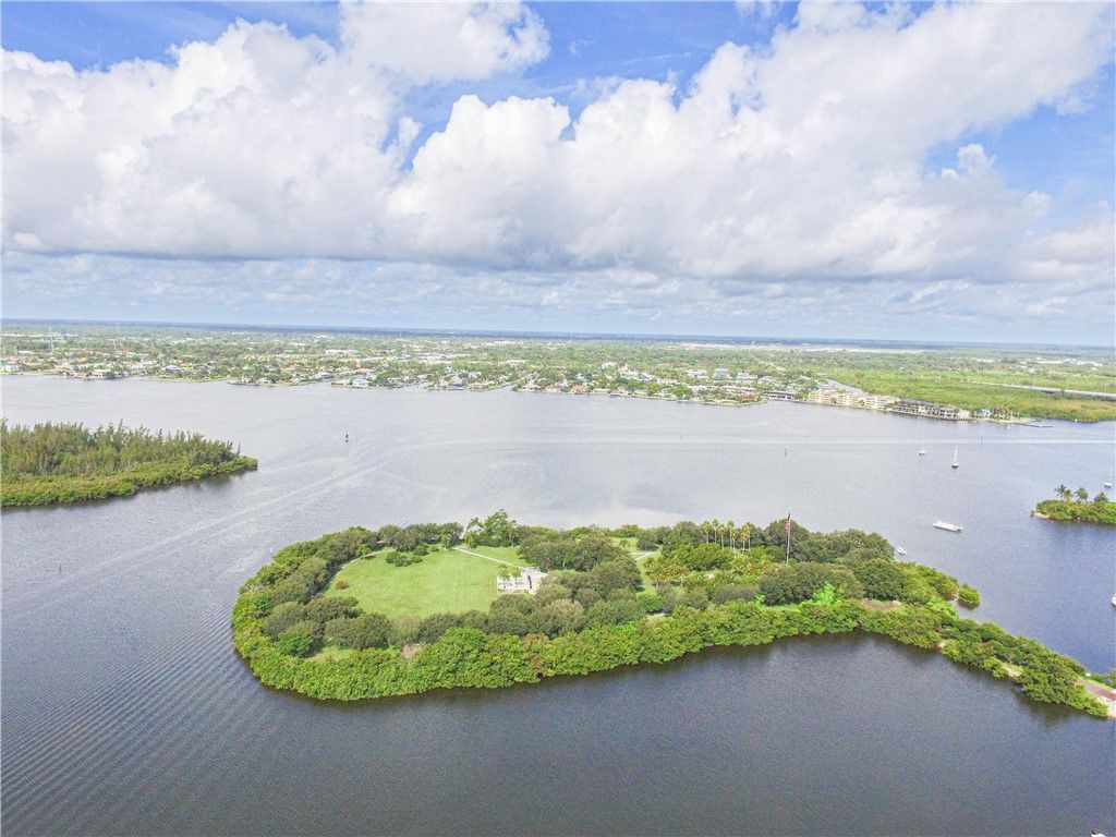 75 Royal Oak Court, Unit 202, Vero Beach, FL 32962 Photo