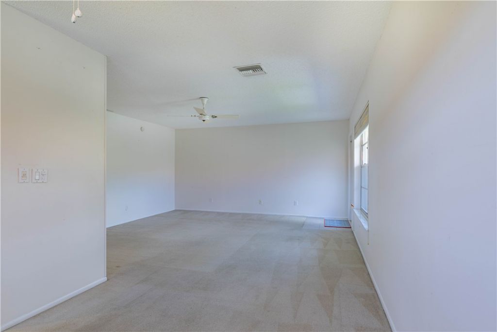 75 Royal Oak Court, Unit 202, Vero Beach, FL 32962 Photo