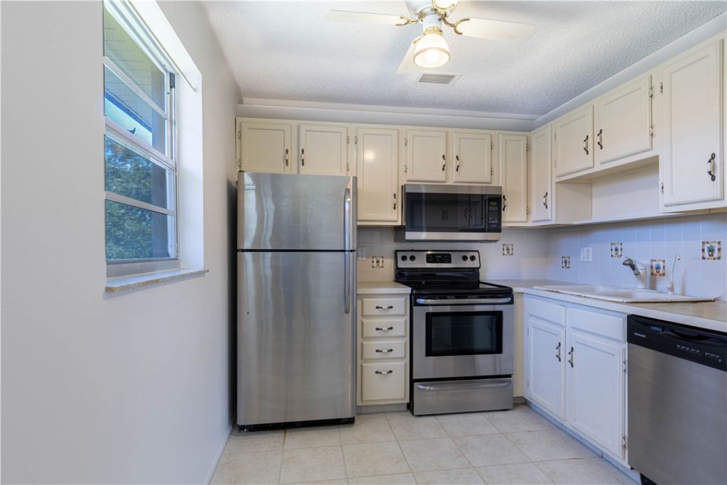 75 Royal Oak Court, Unit 202, Vero Beach, FL 32962 Photo