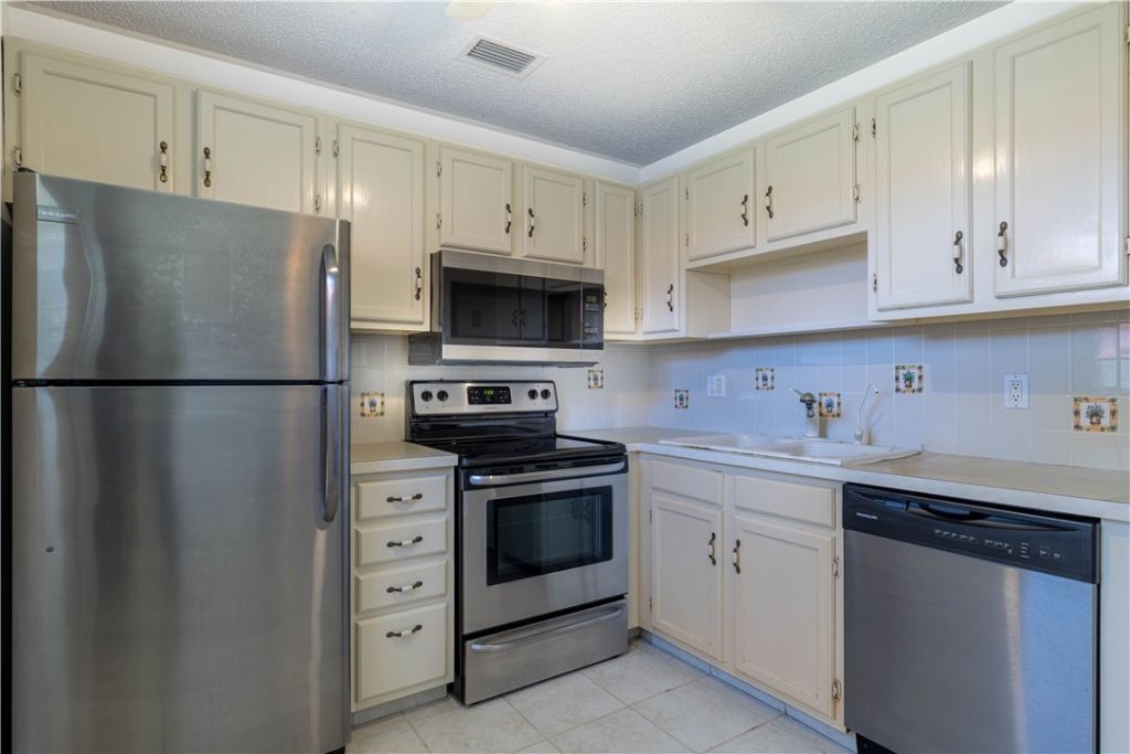 75 Royal Oak Court, Unit 202, Vero Beach, FL 32962 Photo